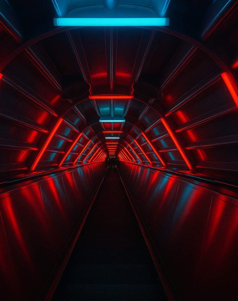 Schienen in einem beleuchteten Tunnel