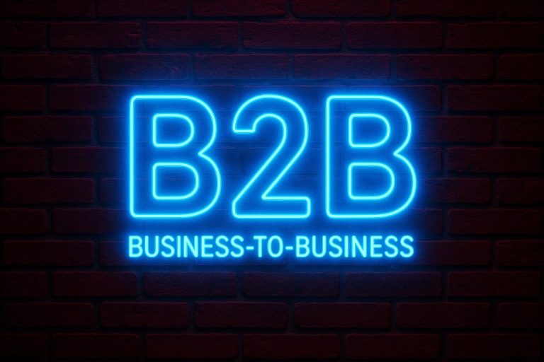 "B2B" als Neonschrift auf Backsteinwand